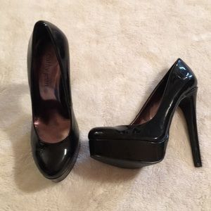 Shiny black pumps